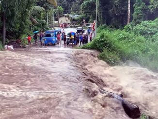 Bão Trami đã tấn công Philippines, gây ngập lụt kinh hoàng, khiến xe cộ trôi nổi trong biển nước