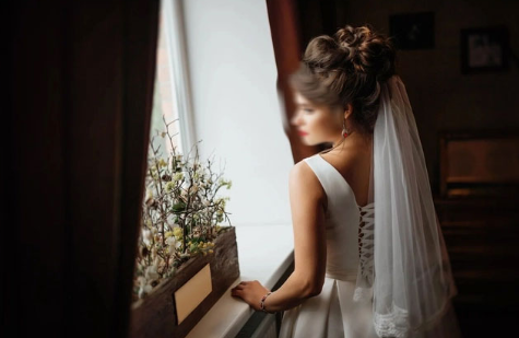 Ngày cưới, bố tôi lên trao cho con gái 2 cây vàng. Chồng thấy tôi òa khóc thì quay sang “an ủi 1 câu”. Bố tôi nghe xong thì rút hết vàng lại rồi kéo tay tôi tuyên bố “Không g ả con gái nữa, họ nhà gái khẩn trương đi về” Ngày cưới, bố tôi lên trao cho con gái 2 cây vàng. Chồng thấy tôi òa khóc thì quay sang “an ủi 1 câu”. Bố tôi nghe xong thì rút hết vàng lại rồi kéo tay tôi tuyên bố “Không g ả con gái nữa, họ nhà gái khẩn trương đi về”