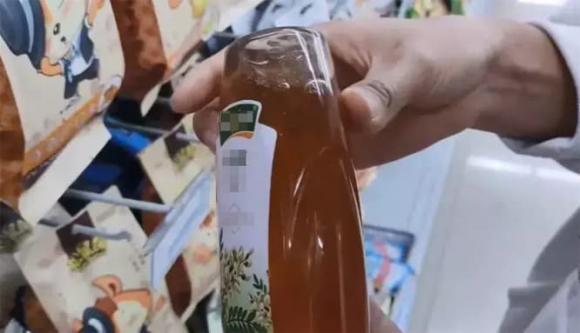 Khi mua mật ong, chỉ cần lật ngược chai mật ong, nhìn sơ qua là có thể biết mật ong thật và giả, không nên mua tùy tiện Khi mua mật ong, chỉ cần lật ngược chai mật ong, nhìn sơ qua là có thể biết mật ong thật và giả, không nên mua tùy tiện