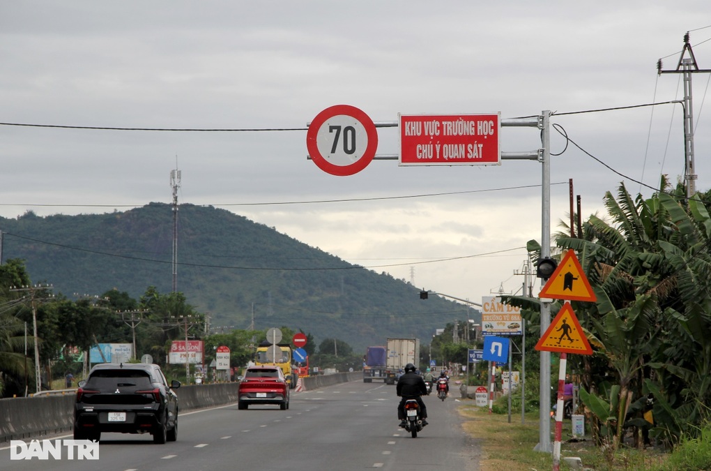 Tài xế quáng gà trước biển hạn chế tốc độ trong 4 khung giờ trên quốc lộ - 2 Tài xế quáng gà trước biển hạn chế tốc độ trong 4 khung giờ trên quốc lộ - 2