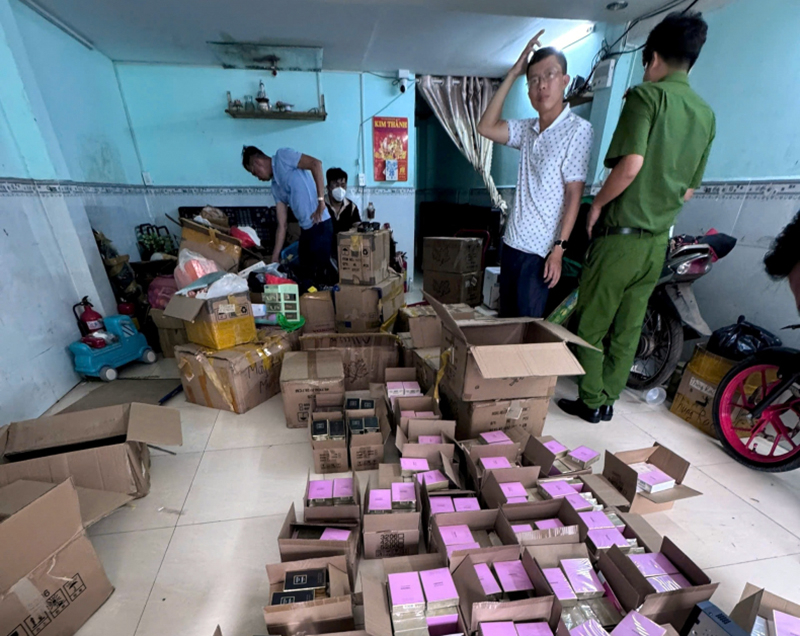 1-1750513657975 Triệt phá đường dây sản xuất, buôn bán nước hoa giả với số lượng đặc biệt lớn -0