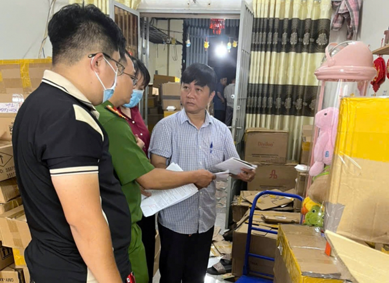 2-1750513682140 Triệt phá đường dây sản xuất, buôn bán nước hoa giả với số lượng đặc biệt lớn -0