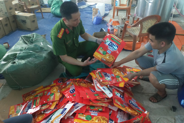 9_omo_04-1723204120561 Đột kích cơ sở sản xuất và tổng kho nước giặt giả thương hiệu nhãn hàng OMO -0