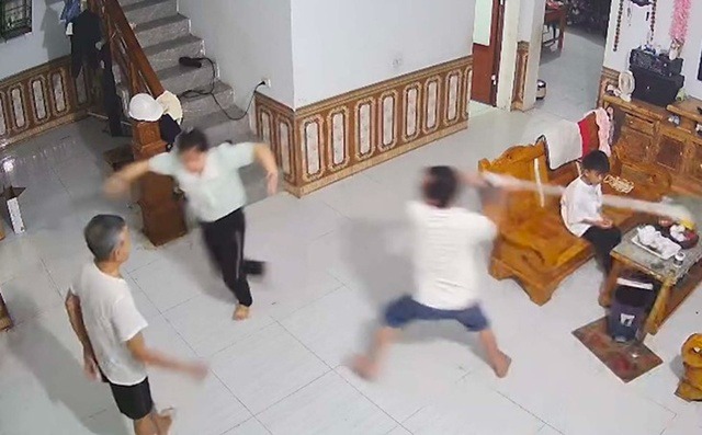 chong-bao-hanh-vo-camera Vụ chồng bạo hành vợ gây phẫn nộ: Con thấy mẹ bị đánh nên trích xuất camera gửi cho bác xem