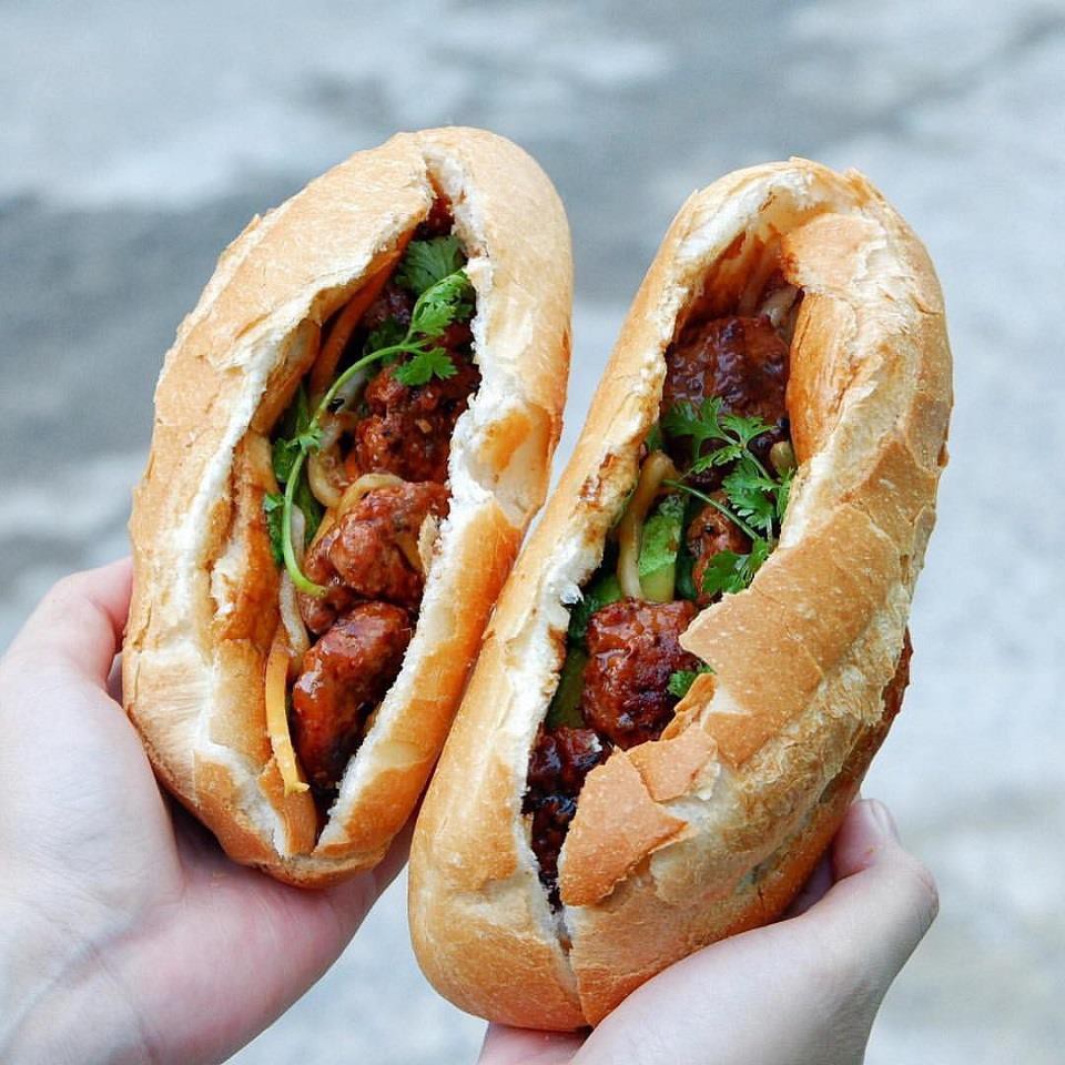 photo-1570782377276-15707823772791787813850-1 Bánh mì nóng giòn được tẩm “hóa chất lạ” để nở to, chín nhanh hơn khiến chuyên gia rùng mình: Ăn nhiều cẩn thận biến đổi gen, mắc ung thư - Ảnh 4.