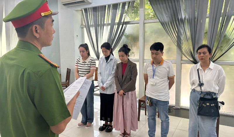 15-7kh2-1783 Cơ quan cảnh sát điều tra Công an thành phố Đà Nẵng tống đạt các quyết định khởi tố vụ án, khởi tố bị can nhóm "bác sĩ giả" Phòng khám đa khoa quốc tế Đà Nẵng. (Ảnh: Công an cung cấp)