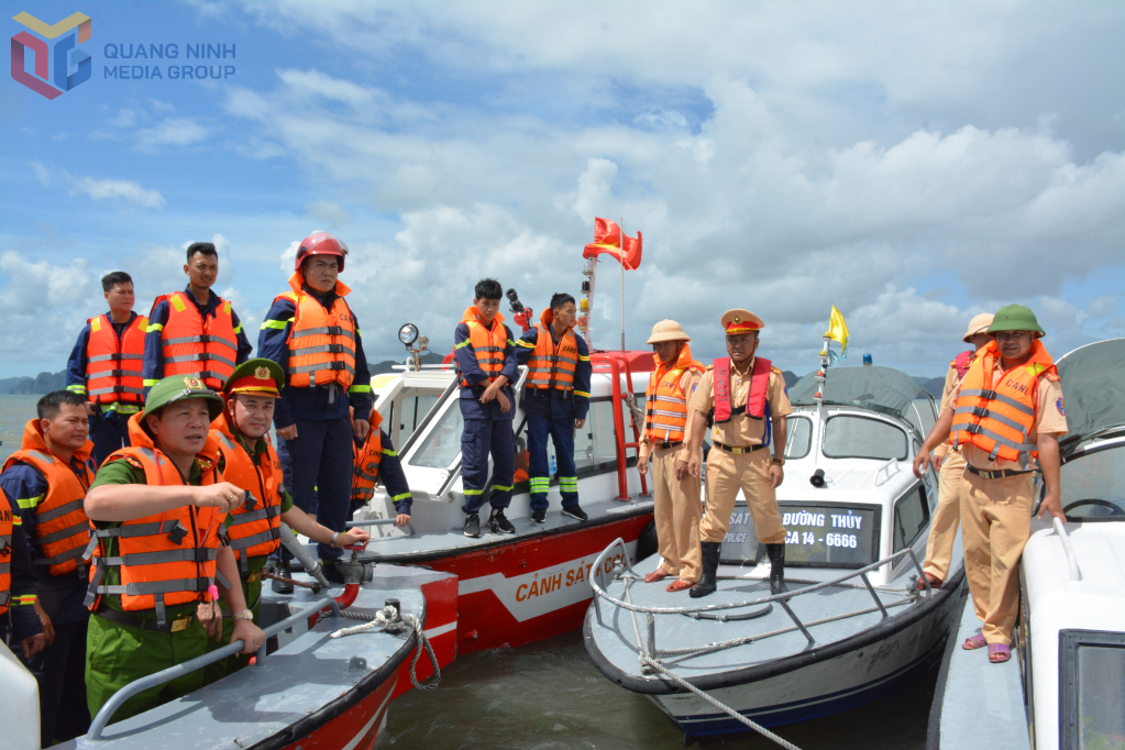 2382523_wtm_e024498f64dc5eb86448776978e04b83 Đại tá Lê Hồng Vân chỉ đạo, động viên các lực lượng thuộc Công an tỉnh nỗ lực tranh thủ từng giờ, từng phút nhanh chóng tìm kiếm 2 nạn nhân còn mất tích.