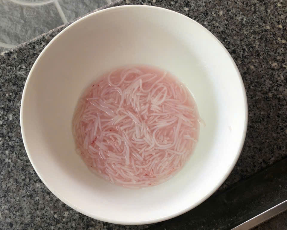 Đà Nẵng xác minh thông tin bún chuyển màu từ trắng sang đỏ - Ảnh 1.