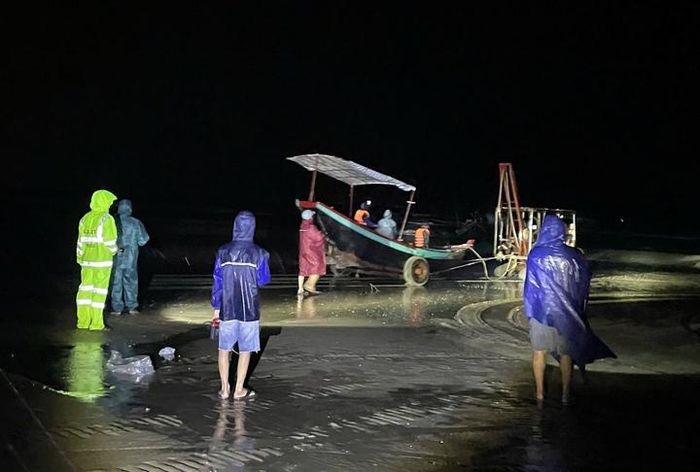 Công an xã Cổ Đàm (tỉnh Hà Tĩnh) phối hợp tìm kiếm và cứu hộ thành công 3 ngư dân gặp nạn do chìm thuyền và đang tìm kiếm ngư dân còn lại. (Ảnh: Công an Hà Tĩnh)