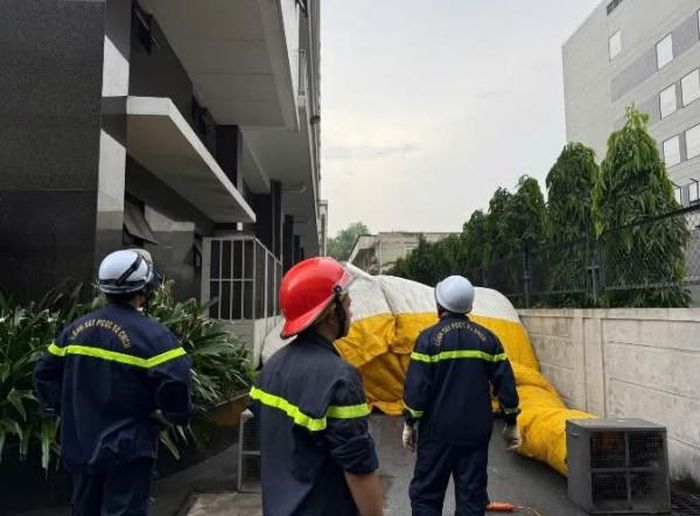 eaa5e0aa38e4d1ba88f5 Lực lượng Cảnh sát Phòng cháy, chữa cháy và cứu nạn, cứu hộ sẵn sàng phương án đệm hơi dưới chân tòa nhà.