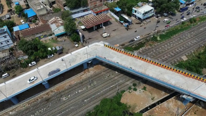 india-10-1751937779-6315-1751937926 Góc cua gần 90 độ khiến nhiều người đặt câu hỏi về việc các tài xế sẽ xử lý ra sao khi đi qua đây. Ảnh: Times Now Navbharat