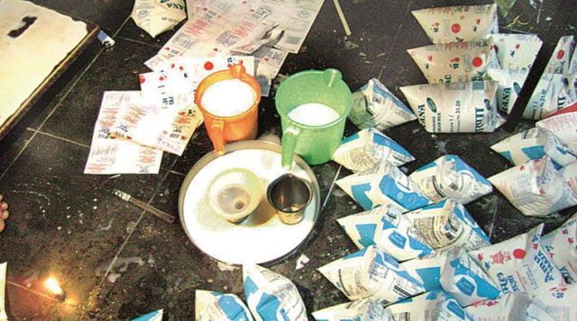 milk-759-640x357-17522169511942015659571-1752236246792-17522362471751702007342 Chỉ tốn 1.500 đồng tạo ra 1 lít sữa từ… sơn, dầu gội và urê: Cả đường dây sữa độc bị quét sạch trong 72 giờ- Ảnh 2.
