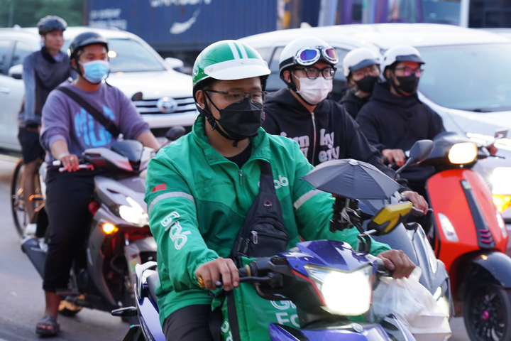 Xe máy điện có thể tiết kiệm cho tài xế công nghệ khoảng 5 triệu đồng/năm so với xe máy xăng. (Ảnh: Lương Ý)