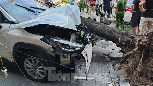 Vụ ô tô tông liên hoàn nhiều xe máy trên phố Trần Đại Nghĩa (Hà Nội): Một nữ nạn nhân 60 tuổi tử vong ảnh 1