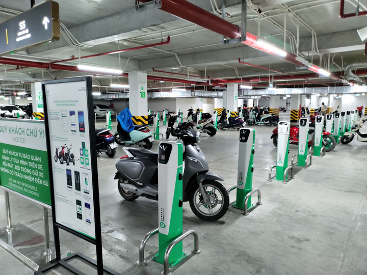Đề xuất dự án nhà ở, hoặc trung tâm thương mại mới phải thiết kế đồng thời chỗ sạc ô tô điện và xe máy điện. (Ảnh minh họa: V-Green)