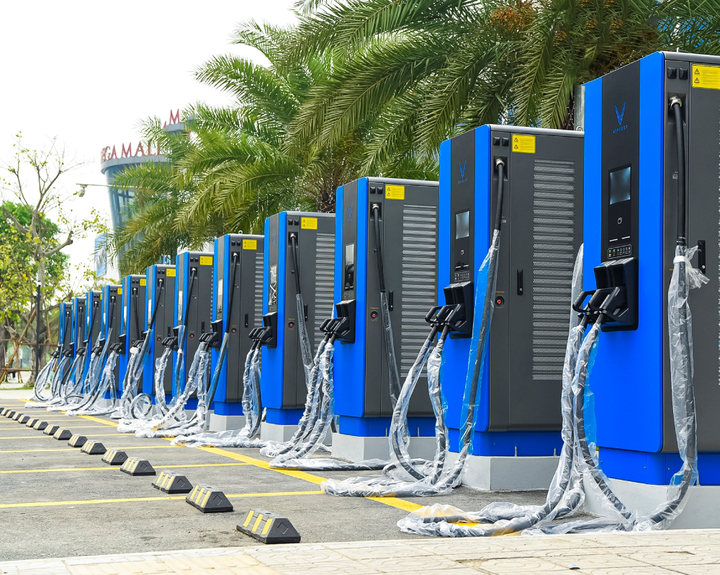 Để tất cả tài xế xe máy công nghệ chuyển sang xe điện, TP.HCM phải phát triển 3.000 trạm sạc và đổi pin công cộng đến cuối năm 2028.