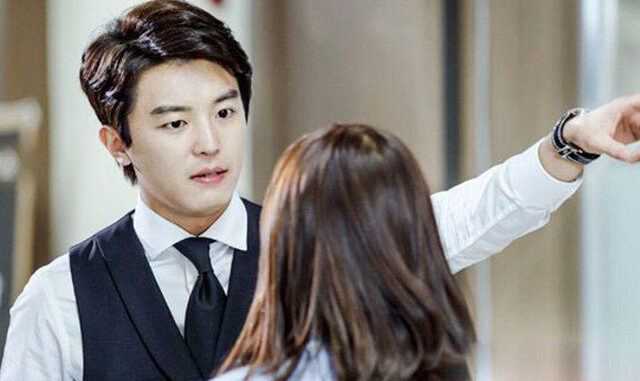 Giữa trưa về quê, thấy mẹ ngồi xó bếp còn mâm cơm chị dâu ú ụ, tôi xông vào hất đổ Giữa trưa về quê, thấy mẹ ngồi xó bếp còn mâm cơm chị dâu ú ụ, tôi xông vào hất đổ