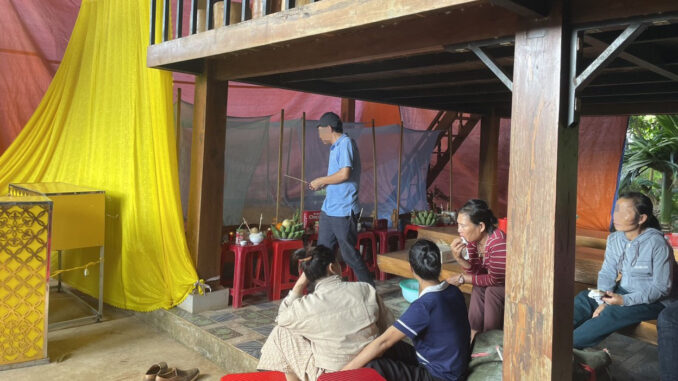 Xót xa 3 người trong gia đình bị ô tô tông tử vong: Người con lớn gào khóc trước thi thể thi thể của bố mẹ và em trai Xót xa 3 người trong gia đình bị ô tô tông tử vong: Người con lớn gào khóc trước thi thể thi thể của bố mẹ và em trai