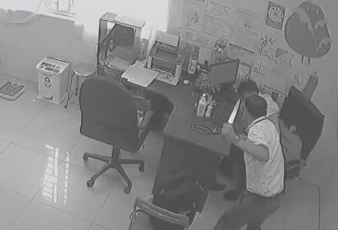 Hiền dùng dao đâm đồng nghiệp trong phòng khám. Ảnh: Cắt từ camera an ninh