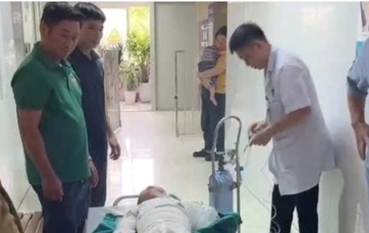 bong Dùng xăng đốt kiến, cháu bé bị bỏng nặng. Ảnh: Hưng Ngọc