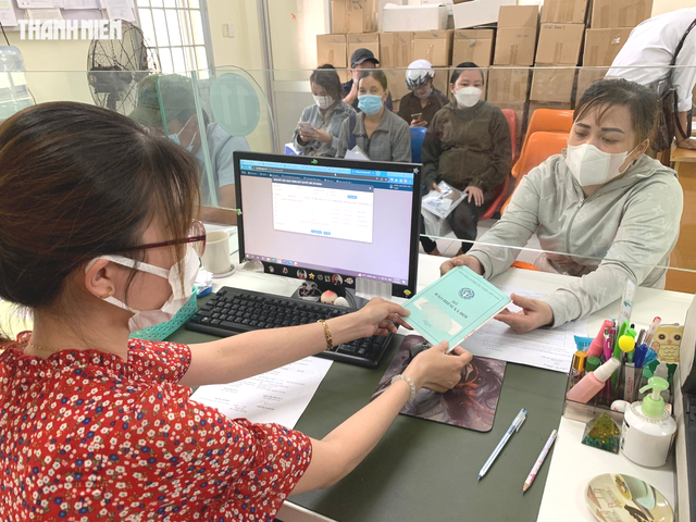 edit-5594521-5252-16792174372441957553967 Người lao động giải quyết thủ tục ở một cơ quan BHXH tại TP.HCM ẢNH: XUÂN KHÁNH
