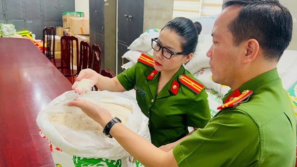 gao1-1 Cơ quan công an kiểm tra số gạo giả. Ảnh: CAHN