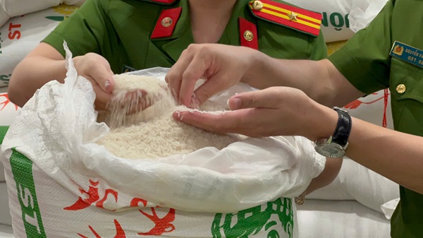 gao2-1 Gạo giả nhãn mác được cơ quan công an phát hiện. Ảnh: CAHN