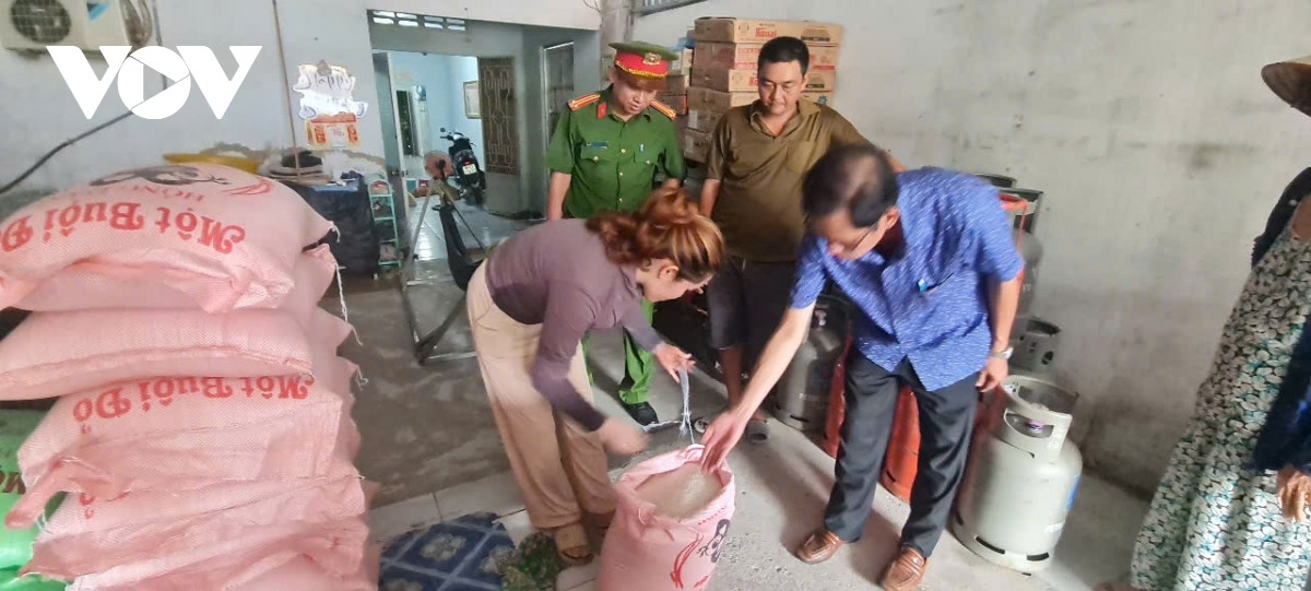 hậu giang người dân phát hiện gạo bán trên thị trường có dấu hiệu bất thường hình ảnh 1 hau giang nguoi dan phat hien gao ban tren thi truong co dau hieu bat thuong hinh anh 1