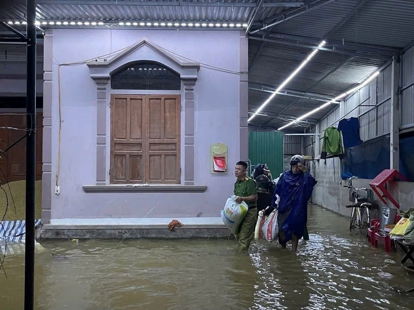 Thời điểm này, bà con vừa thu hoạch lúa Xuân nên mưa lụt đã gây thiệt hại khá lớn. (Ảnh: TTXVN)