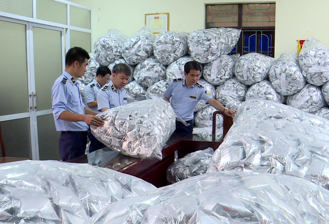 Bắc Ninh: Phát hiện kho chứa 40.000 gói rong biển trôi nổi chuẩn bị tuồn ra thị trường- Ảnh 1.