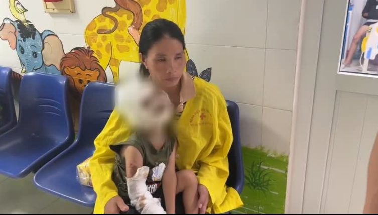 screenshot_2-2025-05-27-16-46 Mẹ hoảng hốt chứng kiến 2 con 'cháy như ngọn đuốc sống' khi dùng xăng đốt kiến - Ảnh 2