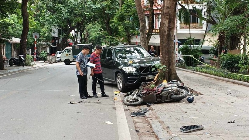 vu-2-bo-con-di-xe-may-va-cham-o-to-bmw-co-gai-18-tuoi-bi-dut-roi-chan-phai-o-ha-noi-loi-ke-cua-nhan-chung1-18495220 Hiện trường vụ tai nạn. Ảnh: Tiền Phong.