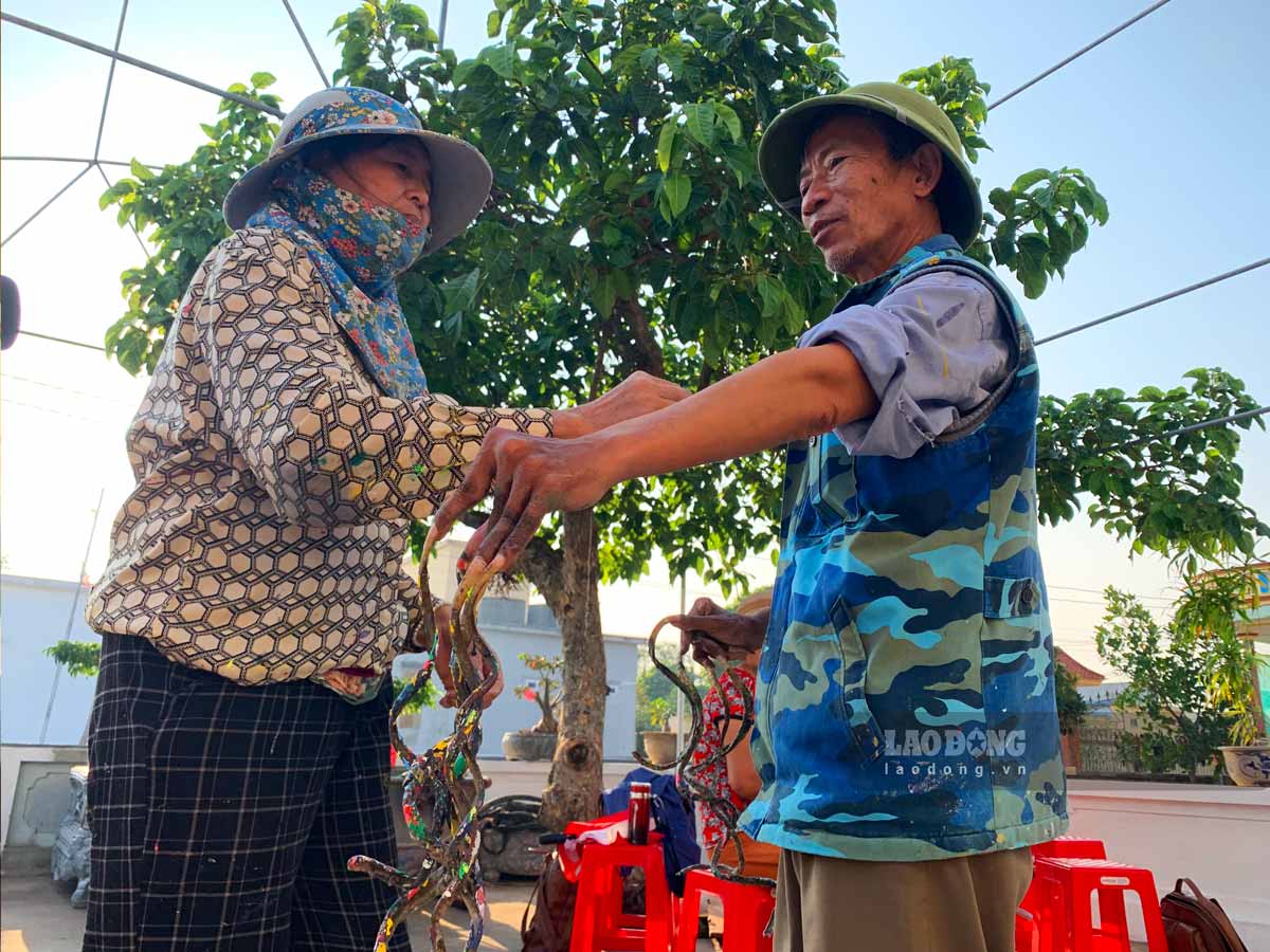 Người đàn ông làm thợ sơn có bộ móng tay kỳ quái, dài cả mét ở Nam Định