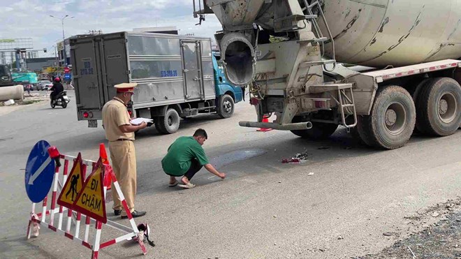 Tai nạn xe bồn với xe máy, cô gái đi giao bánh tử vong