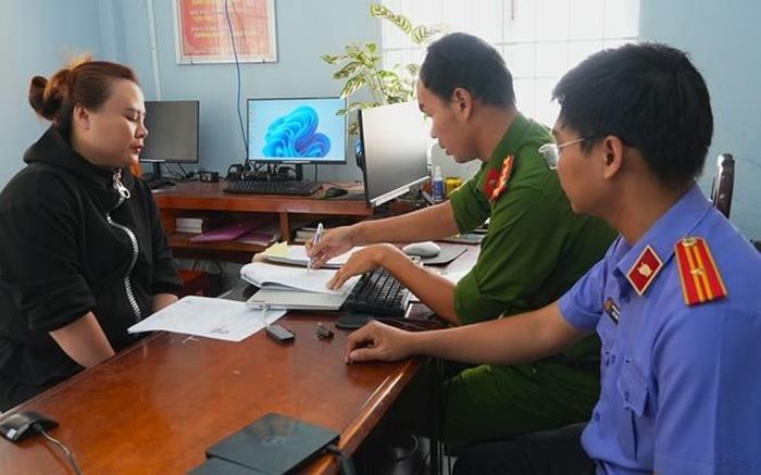 Cơ quan chức năng làm việc với Ngô Ngụy Ý. (Ảnh: Trọng Tín)