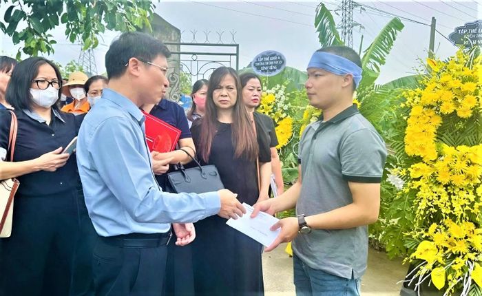 bcc8b6937bdd9283cbcc Đại diện chính quyền phường Hoàng Liệt thăm hỏi gia đình nạn nhân. Ảnh: VOV.