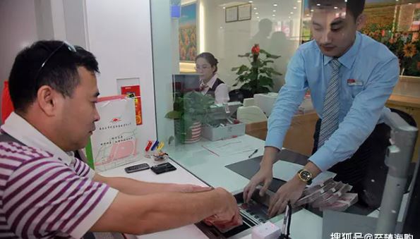 Người đàn ông gửi tiết kiệm 12 tỷ đồng, 13 phút sau số dư chỉ còn 0, ngân hàng tuyên bố: “Không phải lỗi của chúng tôi”- Ảnh 1.
