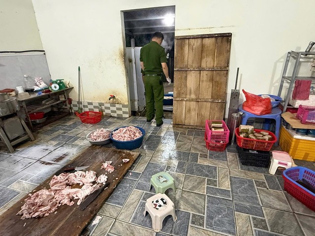 Trộn hàn the vào giò chả, 2 người bị khởi tố- Ảnh 1.