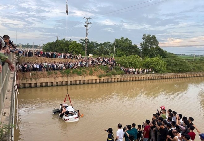 o-to-1 Có 3 người chết, 3 người bị thương trong vụ ô tô rơi xuống sông ở Nghệ An