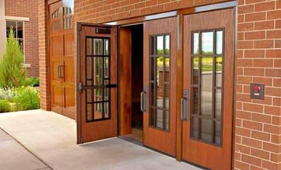 Trong phong thủy, cửa chính được ví như “miệng” của ngôi nhà, nơi thu hút và luân chuyển khí, tác động trực tiếp đến tài vận và sức khỏe của gia chủ.