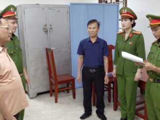 Cơ quan Cảnh sát điều tra Công an tỉnh Thanh Hóa thi hành Lệnh bắt ông Cao Tiến Đoan. Ảnh: Công an Thanh Hóa