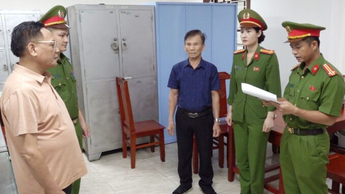 Cơ quan Cảnh sát điều tra Công an tỉnh Thanh Hóa thi hành Lệnh bắt ông Cao Tiến Đoan. Ảnh: Công an Thanh Hóa