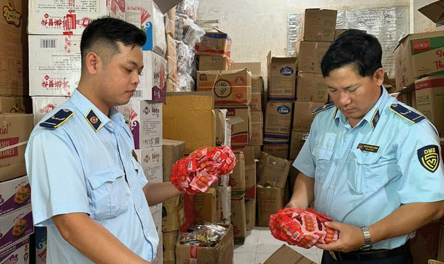 Lượng lớn xúc xích Lượng lớn xúc xích
