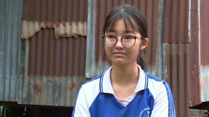 1760160402-ns-t-c-thanh-v-n-b-t-kh-c-l-m-th-kh-ng-c-b-con-d-v-i-b-t-c-l-do-g-1 NSƯT Ốc Thanh Vân bật khóc: “Là mẹ thì không được bỏ con, dù với bất cứ lý do gì” - 1