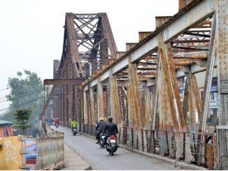 Cầu Long Biên tạm cấm xe thô sơ hướng vào trung tâm thành phố từ ngày 1-11. Ảnh: TTXVN