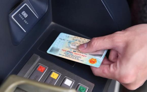 Để bảo vệ bản thân, mỗi người cần chủ động giữ kín thông tin cá nhân, không đăng ảnh CCCD lên mạng xã hội, không gửi ảnh cho người lạ nếu không cần thiết, và hạn chế để người khác chụp lại thông tin khi mục đích không rõ ràng.