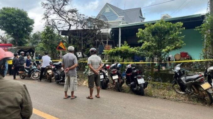 Công an phong tỏa căn nhà để điều tra. Ảnh: Thái Hà