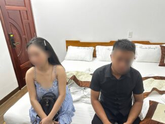 Có thể là hình ảnh về một hoặc nhiều người và phòng ngủ