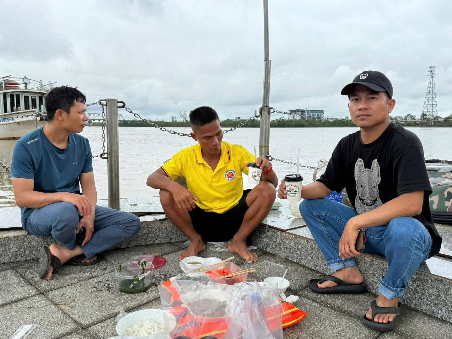 Có thể là hình ảnh về một hoặc nhiều người