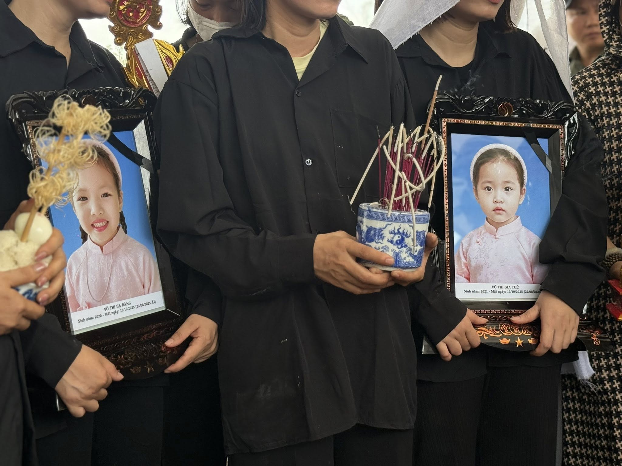 Có thể là hình ảnh về một hoặc nhiều người và văn bản